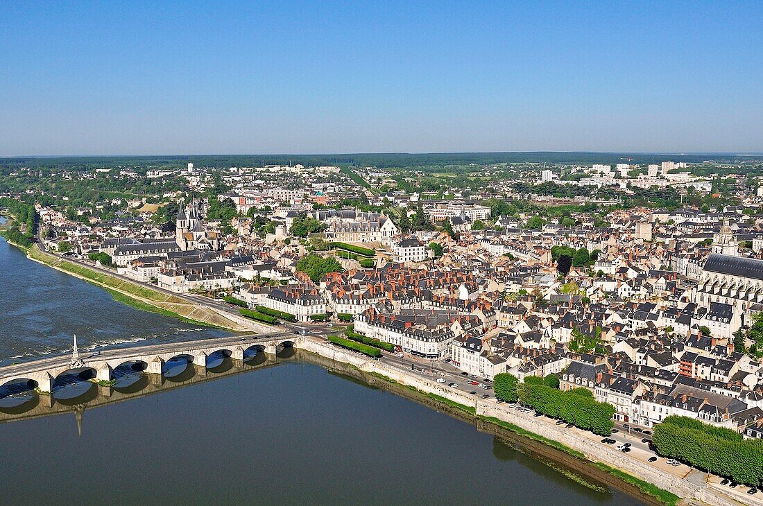 Frankreich, Loir et Cher, Loire-Tal, von der UNESCO zum Weltkulturerbe erklärt, Blois und sein Schloss (Luftaufnahme)