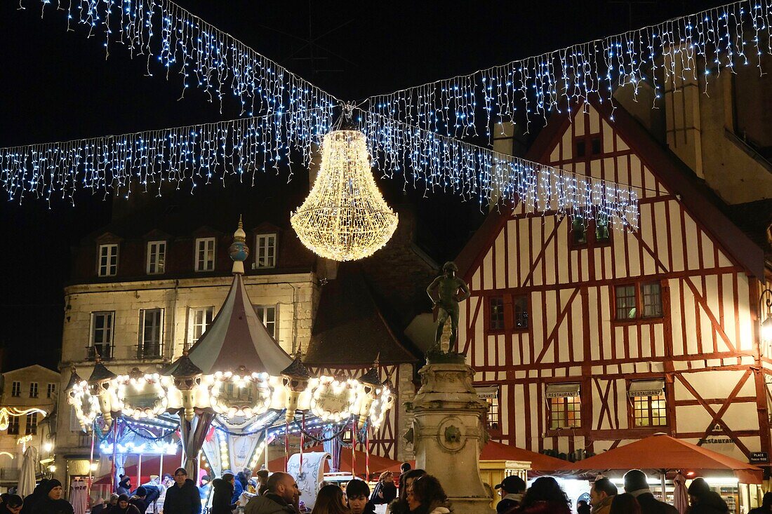 Frankreich, Cote d'Or, Dijon, von der UNESCO zum Weltkulturerbe erklärt, Weihnachtsbeleuchtung, Karussell am Place Francois Rude