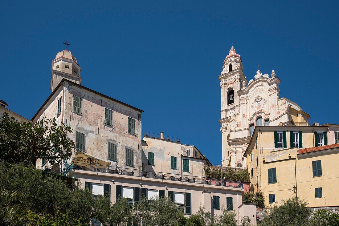 Italien, Ligurien, das Dorf Cervo Imperia, die Kirche von St. Johannes dem Täufer und der Campanile