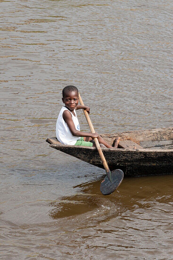 Benin, Seestadt Ganvié, Kind in seinem Einbaum