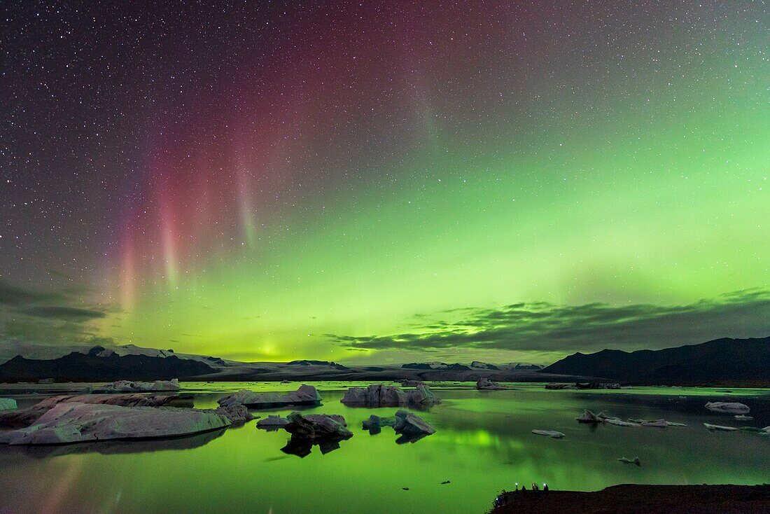 Iceland, Austurland, Vatnajokull National Park, Jokulsarlon lagoon, icebergs and northern lights