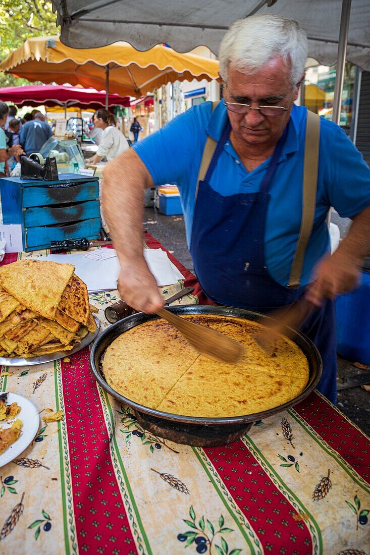 Frankreich, Alpes-de-Haute-Provence, Digne-les-Bains, der provenzalische Markt am Samstagmorgen, die socca niçoise, Kuchen aus Kichererbsenmehl