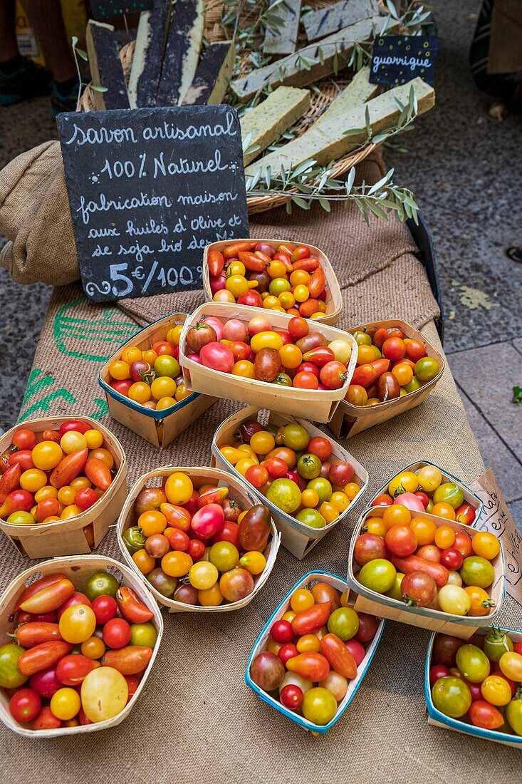 France, Alpes-de-Haute-Provence, Digne-les-Bains, Provencal market Saturday morning, organic tomato stall