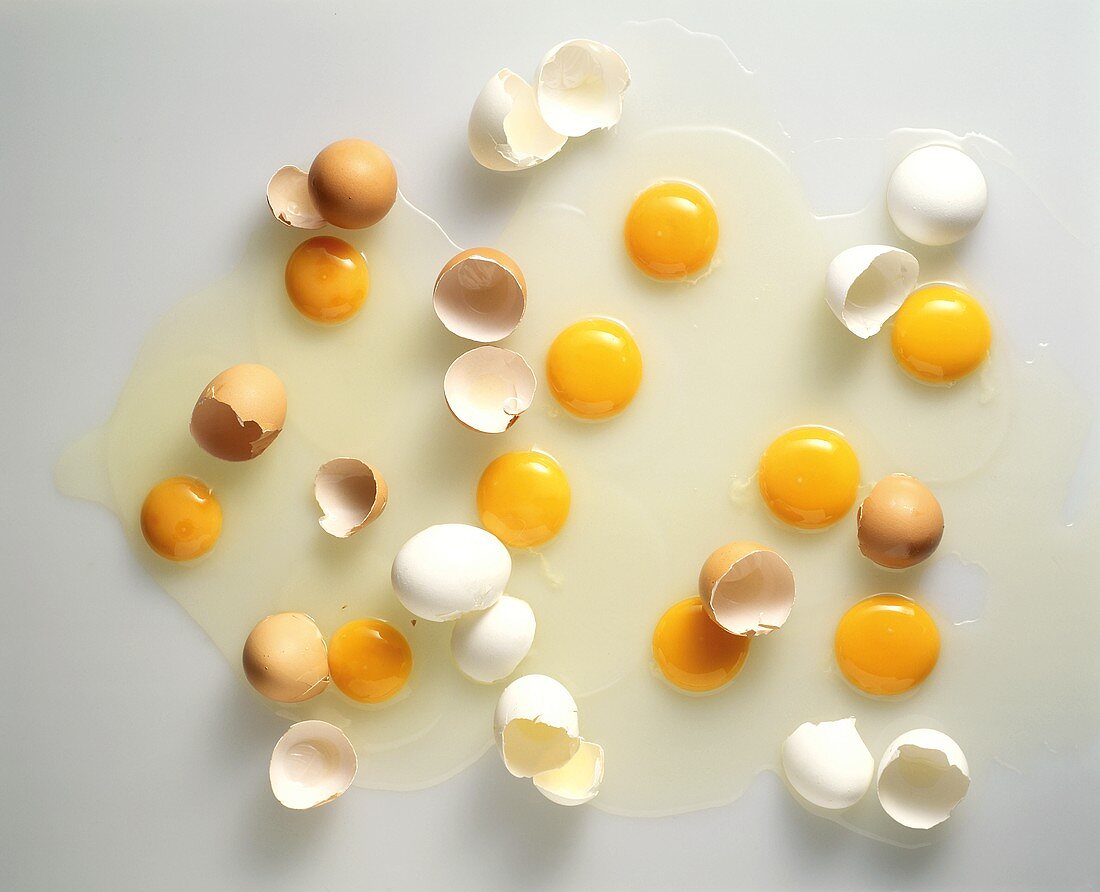 Aufgeschlagene braune & weiße Eier
