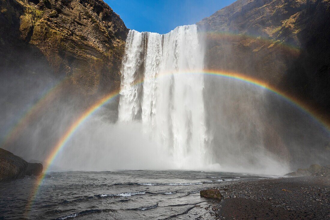 Island, Sudurland, Skogar, Regenbogen vor dem Skogafoss