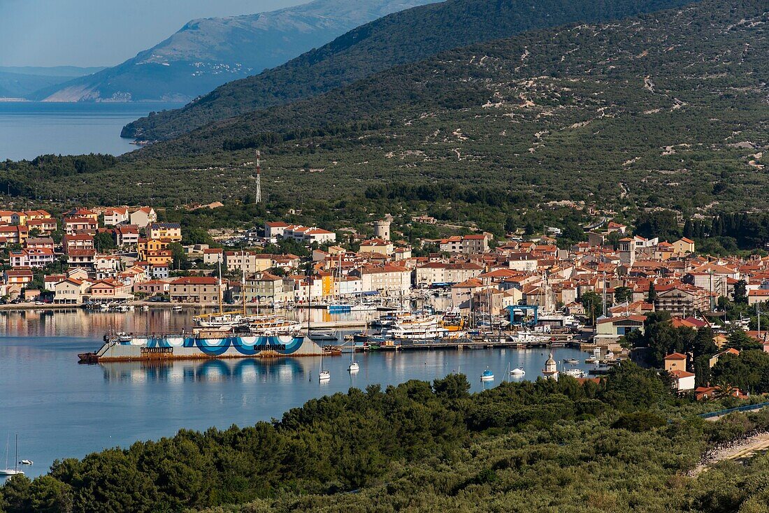 Kroatien, Gespanschaft Primorje-Gorski Kotar, Kvarner Bucht, Insel Cres, Dorf Cres und das Adriatische Meer von der Straße aus gesehen, die in den Süden der Insel führt