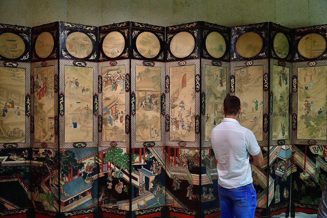 Portugal, Lisbon, Gulbenkian Museum, Coromandel screen, China, Qing Dynasty (late 17th century)