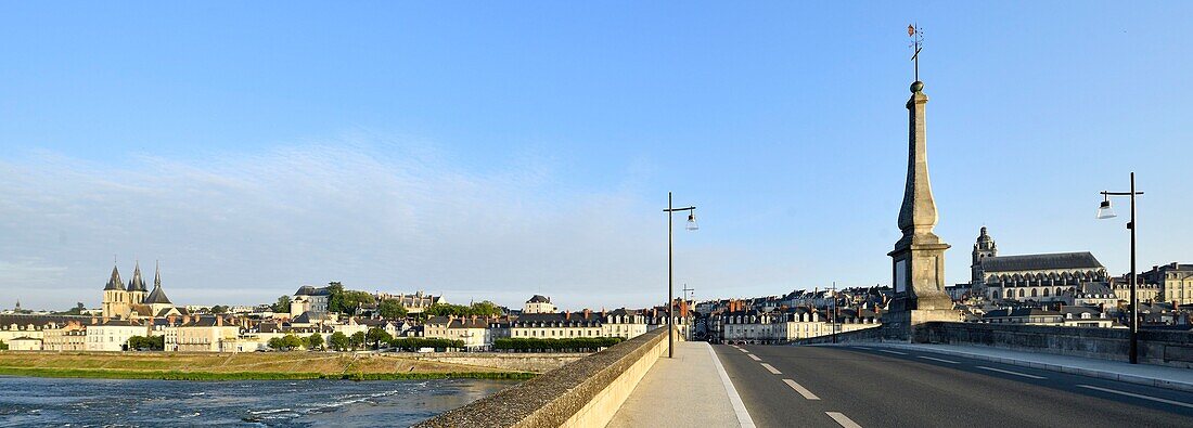 Frankreich, Loir et Cher, Loire-Tal, von der UNESCO zum Weltkulturerbe erklärt, Blois, Kathedrale St. Louis mit Pont Jacques Gabriel, Brücke über die Loire und im Hintergrund das Schloss und die Kirche Saint Nicolas