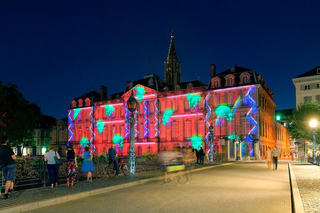 Frankreich, Bas Rhin, Straßburg, Altstadt, die von der UNESCO zum Weltkulturerbe erklärt wurde, das Palais des Rohan, in dem das Museum für Kunstgewerbe, Schöne Künste und Archäologie untergebracht ist, und die Kathedrale Notre Dame, sommerliche Licht- und Tonschau