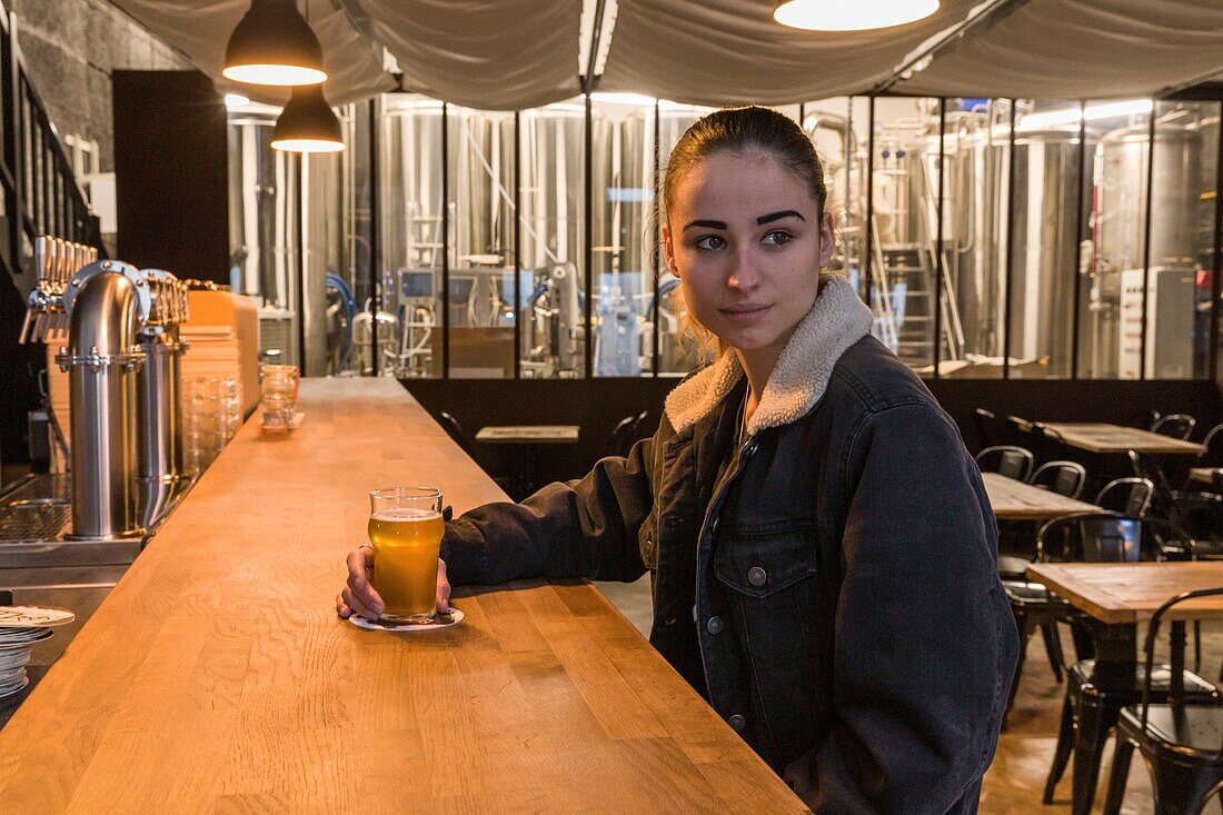 Frankreich, Indre et Loire, Kunst ist ein Bierbrauen Amboise, eine Brauerei im ehemaligen Kino von Amboise, junges Mädchen an der Bar