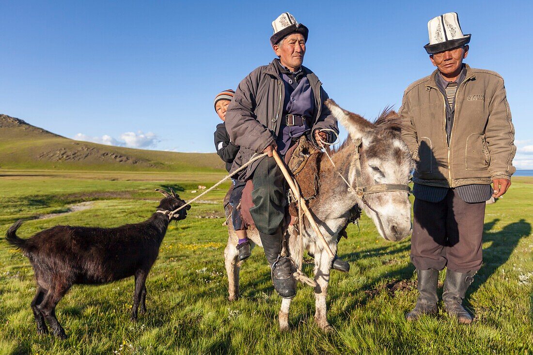 Kirgisistan, Provinz Naryn, Son-Kol-See, 3000 m Höhe, Nomadenmänner und -kinder vor einem Jurtenlager