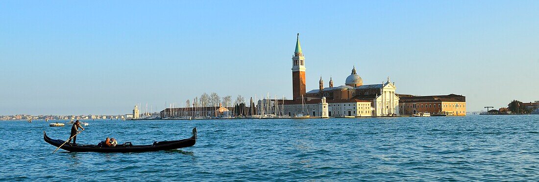 Italien, Venetien, Venedig, von der UNESCO zum Weltkulturerbe erklärt, Gondeln am Becken von San Marco (Bacino di San Marco) mit der Insel und der Kirche San Giorgio Maggiore im Hintergrund