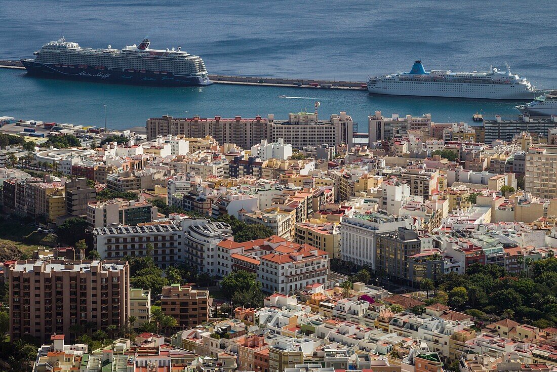 Spanien, Kanarische Inseln, Insel Teneriffa, Santa Cruz de Tenerife, Blick von oben auf Stadt und Hafen