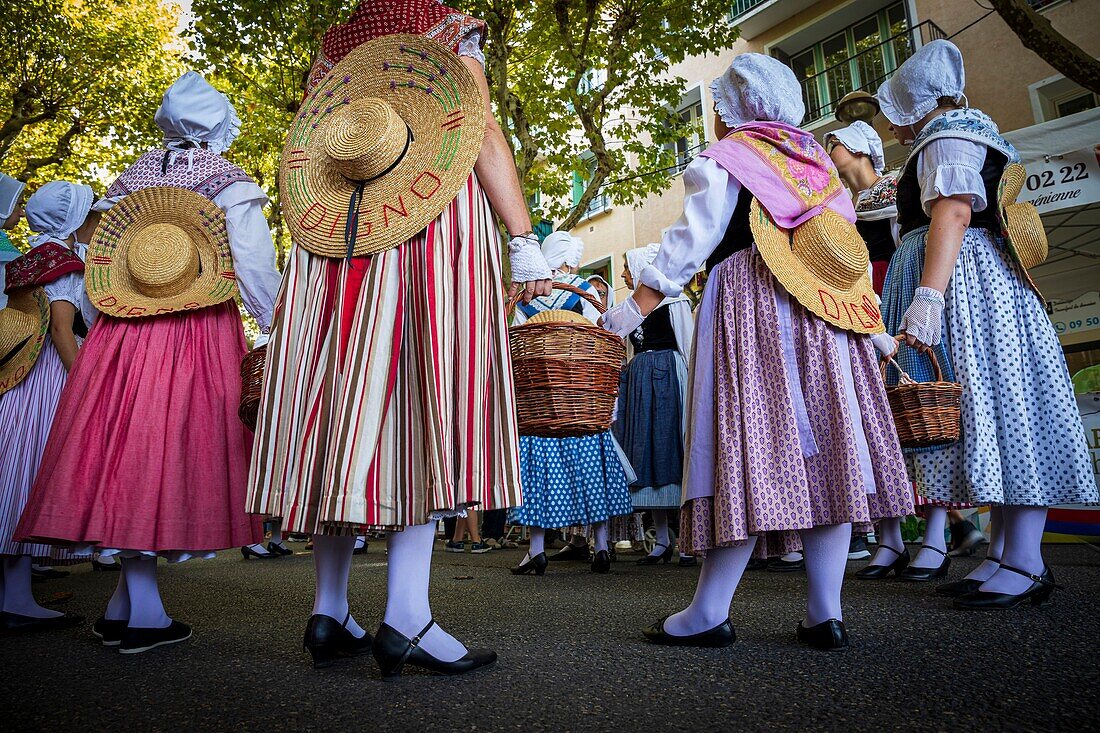 Frankreich, Alpes-de-Haute-Provence, Digne-les-Bains, der provenzalische Markt auf dem Boulevard Gassendi, Animation durch die Folkloregruppe La Bélugue