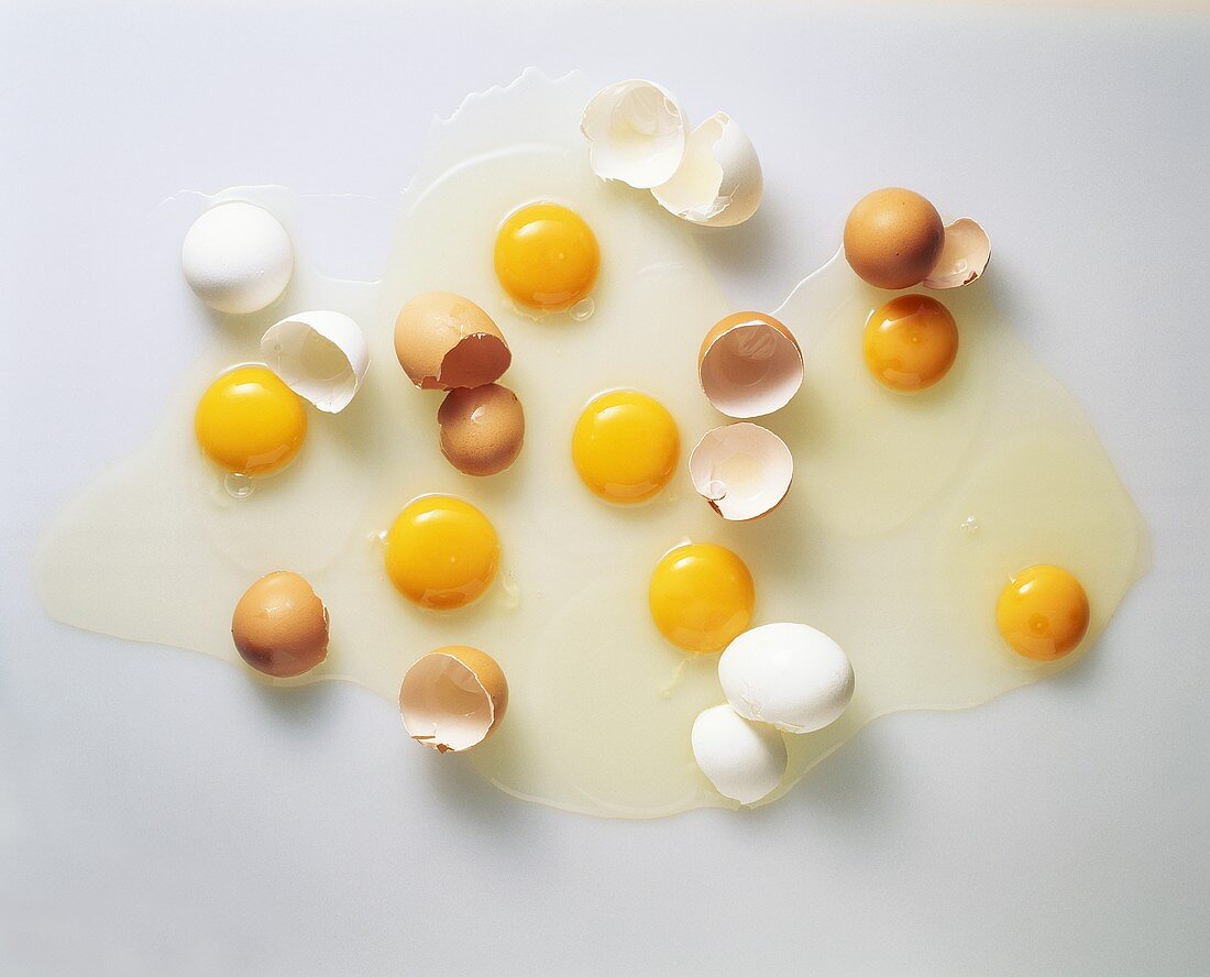 Aufgeschlagene braune & weiße Eier