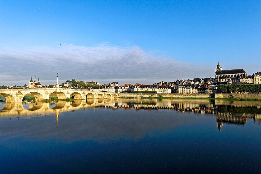 Frankreich, Loir et Cher, Loire-Tal, von der UNESCO zum Weltkulturerbe erklärt, Blois, Kathedrale St. Louis mit Pont Jacques Gabriel, Brücke über die Loire und im Hintergrund das Schloss und die Kirche Saint Nicolas