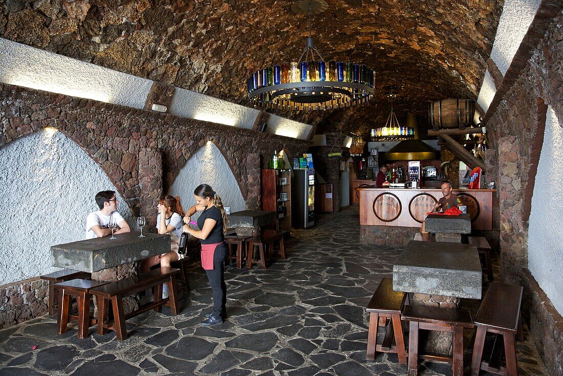 Spanien, Kanarische Inseln, Insel Palma, Ehepaar in der Bodega Tamanca, die in einem Steinkeller untergebracht ist