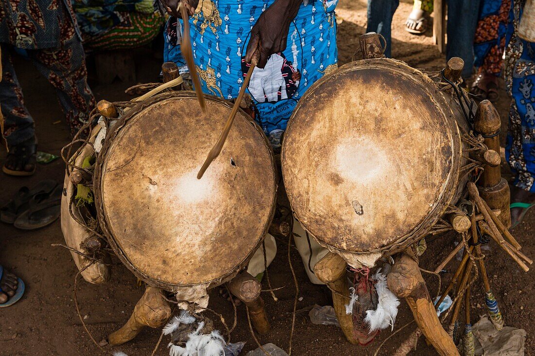 Benin, Departement Donga, Trommelzeremonie bei der Beerdigung eines Würdenträgers der Taneka-Ethnie