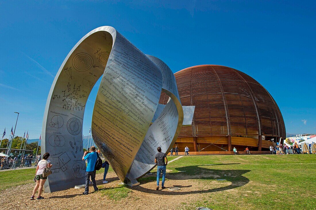 Frankreich, Schweiz, CERN, Europäische Organisation für Kernforschung, offene Tür, der Globus des Museums, in dem die Ausstellungen und die Skulptur Peregrination a l'infini der kanadischen Künstlerin Gayle Hermick untergebracht sind, die Skulptur ist eine Hommage an die großen Entdeckungen der Physik im Laufe der Jahrhunderte