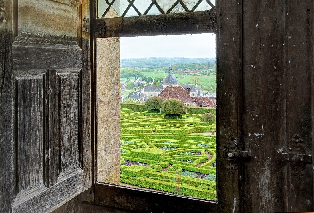 Frankreich, Aquitanien, Dordogne (24), Schwarzes Perigord, Schloss Hautefort, Buchsbaumgarten durch das Fenster