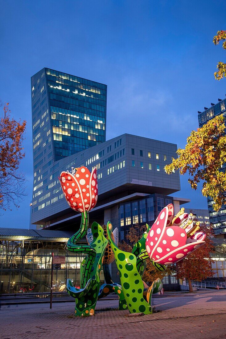 Frankreich, Nord, Lille, Stadtteil Euralille, Esplanade Francois Mitterrand, Shangri-La Tulips, permanente Skulptur von Yayoi Kusama