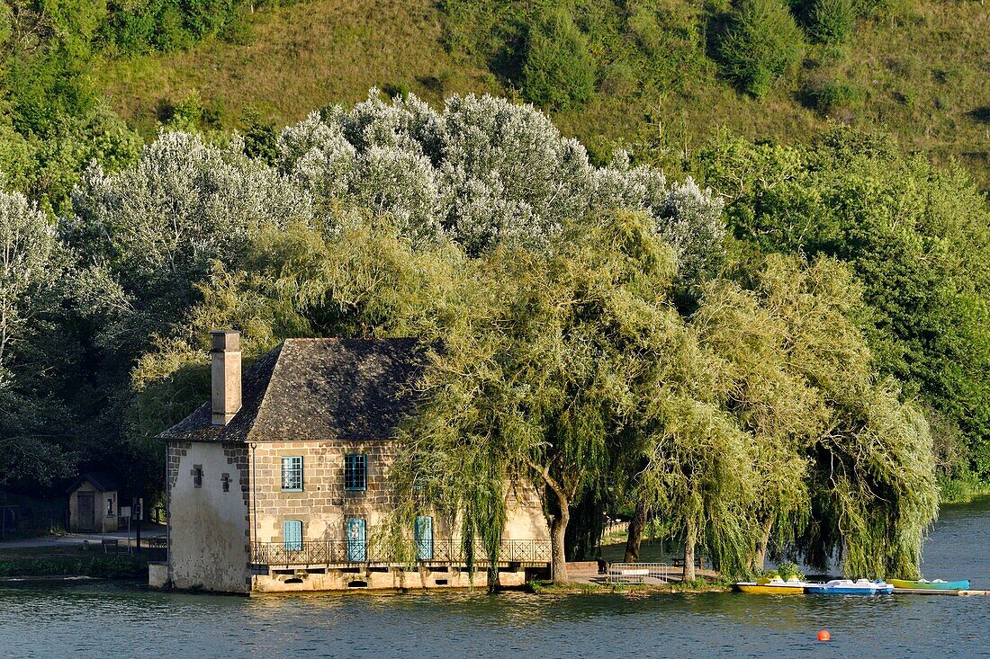 Frankreich, Corrèze, Lissac-sur-Couze, die Mühle von Lissac am Causse-See