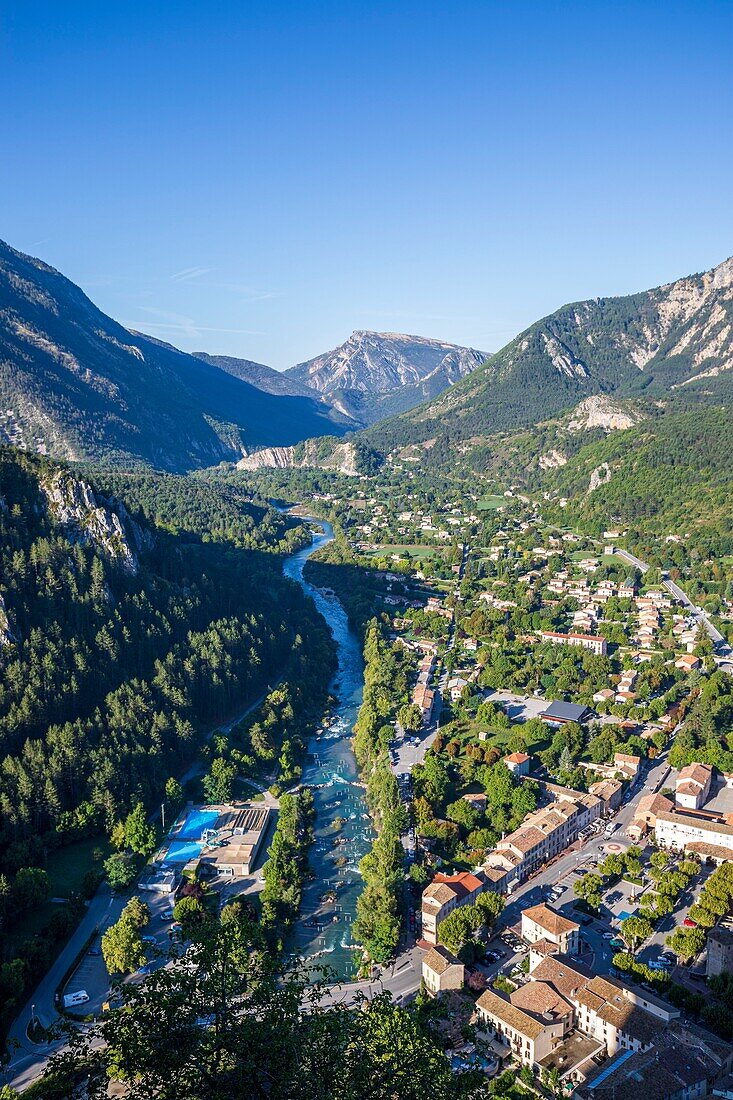 Frankreich, Alpes-de-Haute-Provence, Regionaler Naturpark Verdon, Castellane, Rundblick vom Gipfel des Roc auf das Verdon-Tal und die Stadt