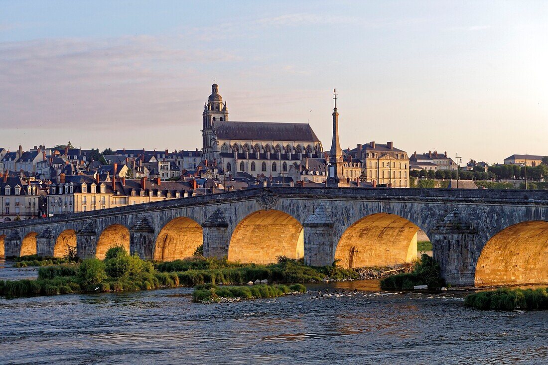 Frankreich, Loir et Cher, Loiretal (UNESCO-Welterbe), Blois, Pont Jacques Gabriel, Brücke über die Loire und Kathedrale St. Louis