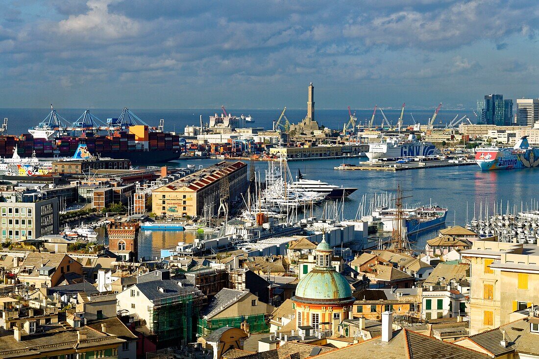 Italien, Ligurien, Genua, Panorama vom Castelletto mirador mit Hafen, Leuchtturm auch Torre della Lanterna oder La Lanterna genannt auf dem San Benigno Hügel