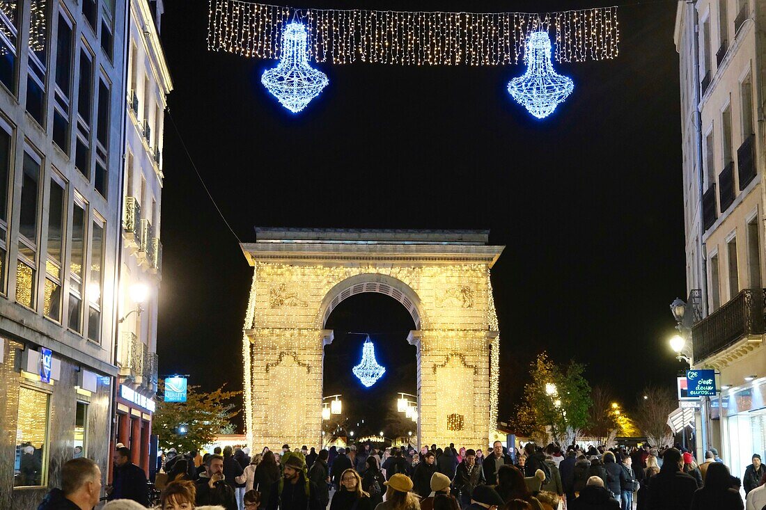 Frankreich, Cote d'Or, Dijon, von der UNESCO zum Weltkulturerbe erklärtes Gebiet, Weihnachtsbeleuchtung, Triumphbogen auf dem Place Darcy