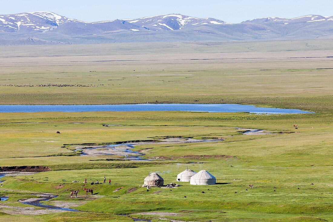 Kirgisistan, Provinz Naryn, Son-Kol-See, 3000 m Höhe, Jurtenlager, See und Berge im Hintergrund