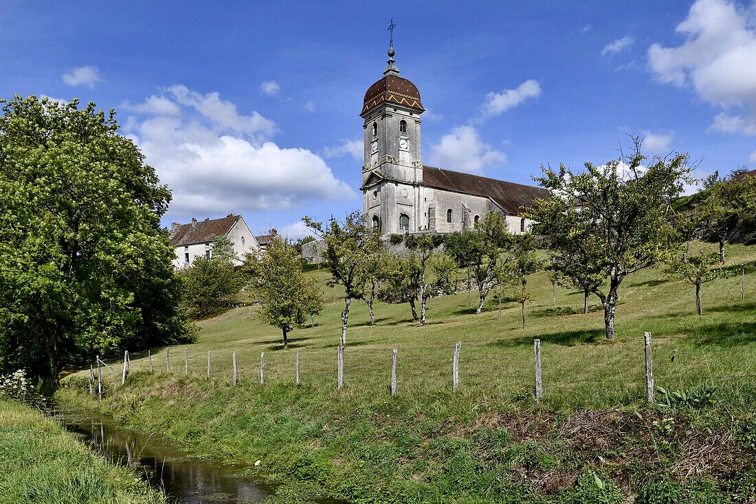 Frankreich, Haute-Saône, Bucey-lès-Gy, Trockenrasen, Blick auf das Dorf, Kirche