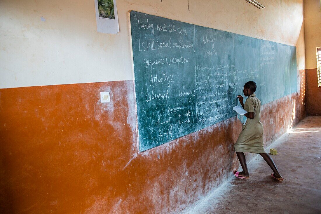 Benin, Nördlicher Distrikt, Atacora-Gebirge, Koussoukoingou, schreibendes Kind in der Schule