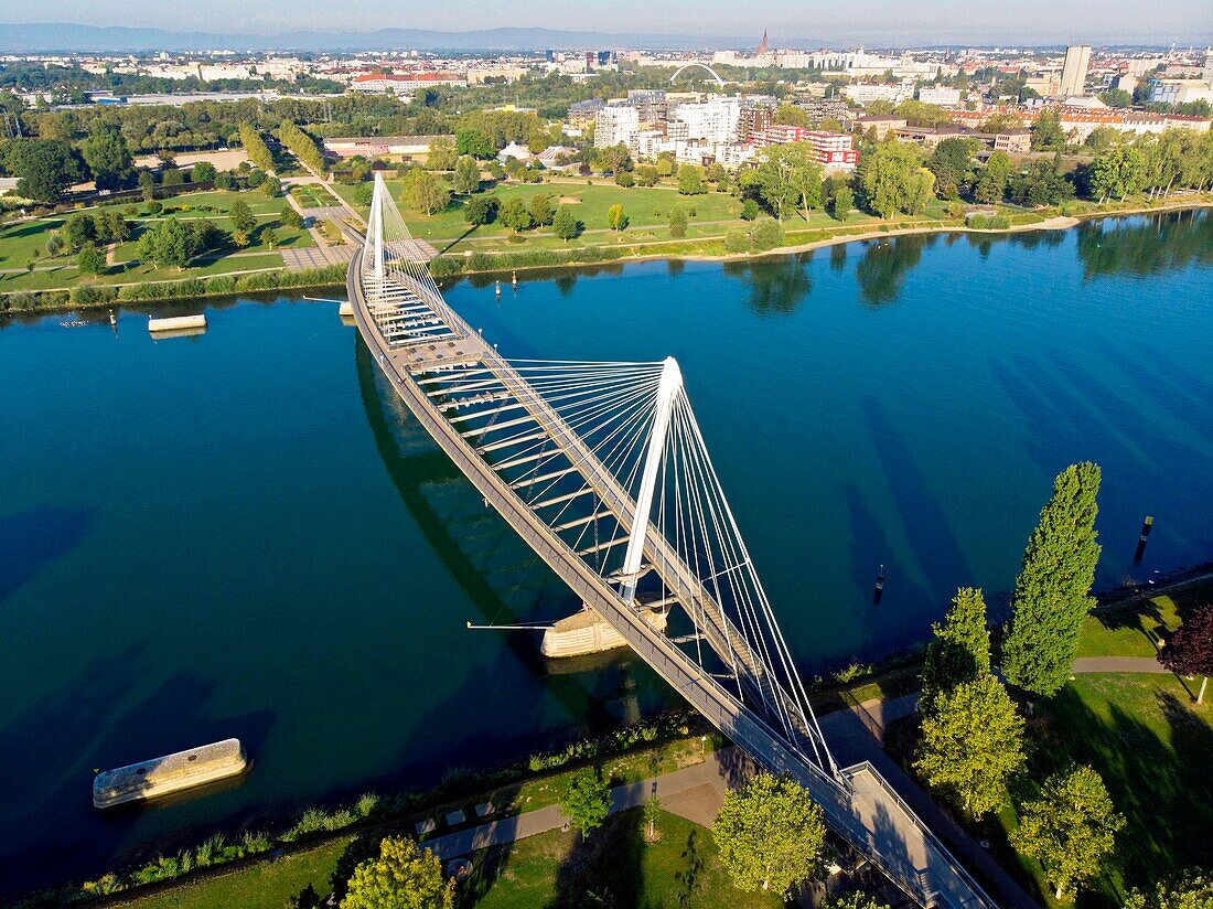 Frankreich, Bas Rhin, zwischen Straßburg und Kehl in Deutschland, der Garten der zwei Flüsse, der Rhein, die Mimram-Brücke, die die beiden Teile des Gartens verbindet (Luftaufnahme)