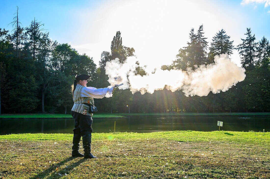 France, Yvelines (78), les Mesnuls, Les Mesnuls castlle,Heritage Day 2019, gunfight figurants in costume during a historical reconstruction