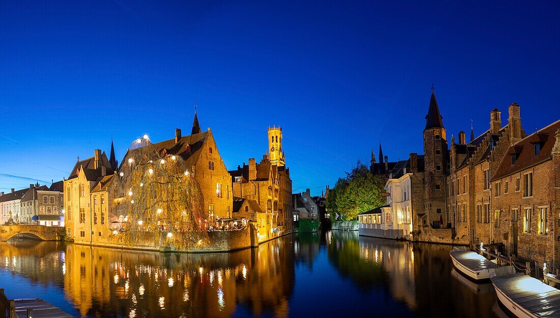 Belgien, Westflandern, Brügge, historisches Zentrum, von der UNESCO zum Weltkulturerbe erklärt, Rosenkranzkai und Belfried