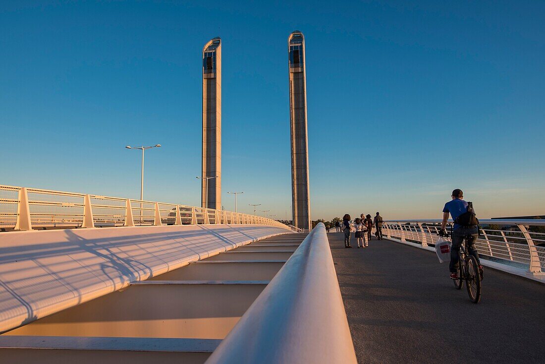 Frankreich, Gironde, Bordeaux, die Jacques-Chaban-Delmas-Hubbrücke überspannt die Garonne, sie profitiert von den letzten Strahlen der Sonne