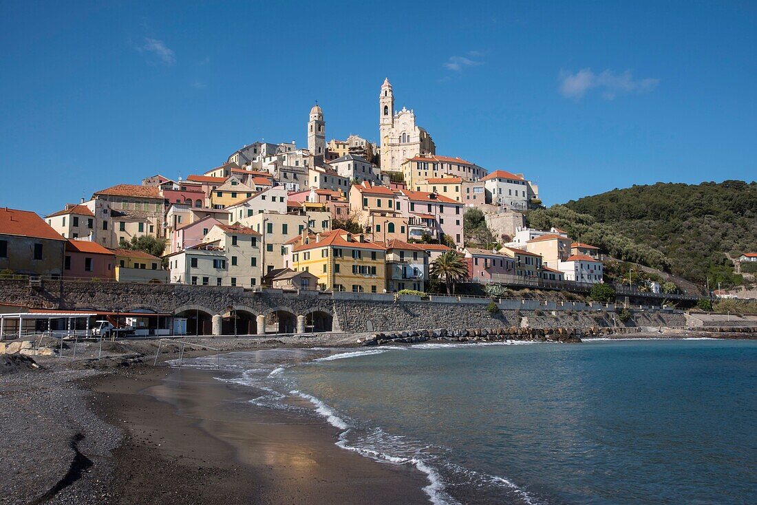 Italien, Ligurien, das Dorf Cervo Imperia, das Dorf auf dem Hügel vom Strand aus gesehen