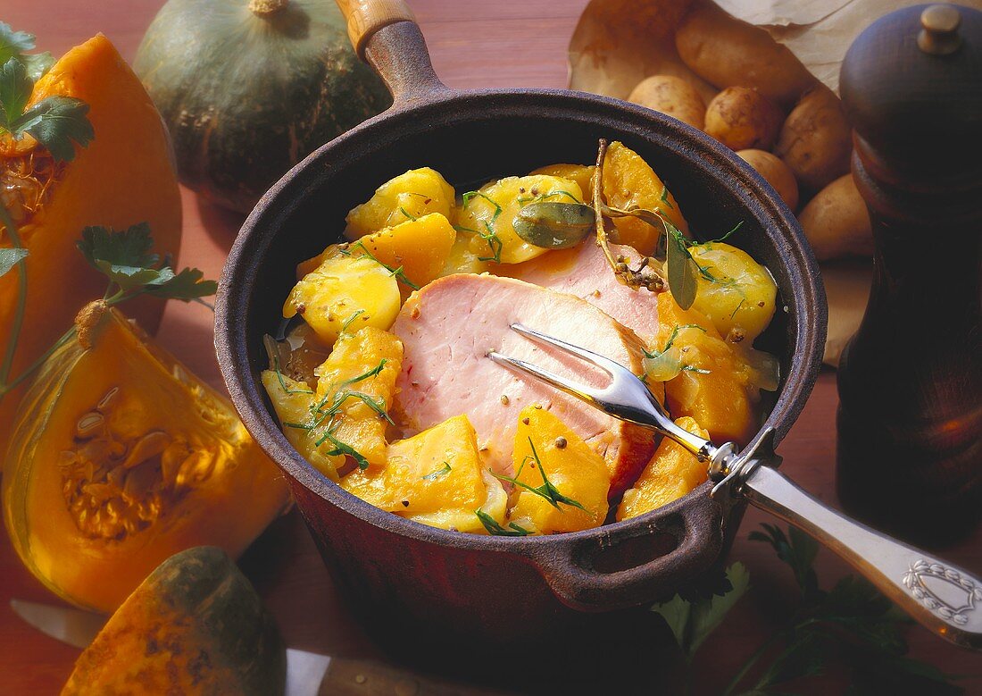 Kasseler in saurem Kürbis-Kartoffel-Gemüse in der Pfanne