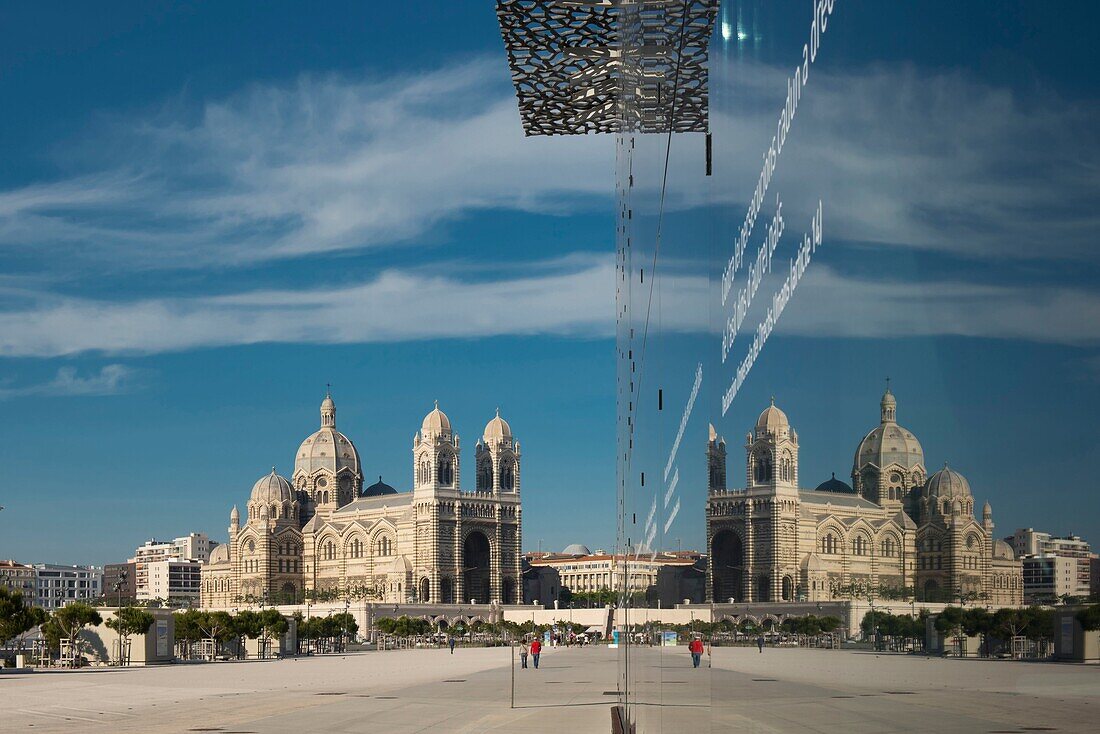 Frankreich, Bouche du Rhone, Marseille, die Kathedrale La Major spiegelt sich in den Glaswänden des Mucem