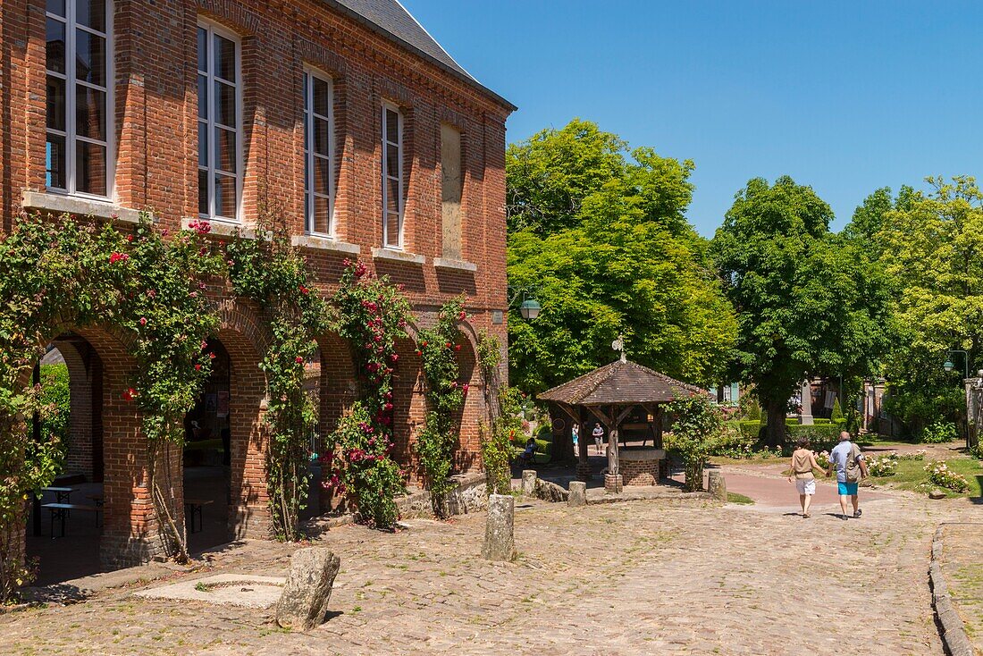 Frankreich, Oise, Gerberoy, auf der Liste der schönsten Dörfer Frankreichs, seine Häuser aus dem siebzehnten und achtzehnten Jahrhundert, aus Holz und Pflasterstein oder Backstein und Feuerstein, Gerberoy machen einen einzigartigen Ort zu Fuß im Frühjahr und Sommer, die Kletterrosen an den Fassaden verwandeln die Stadt in einen echten Rosengarten