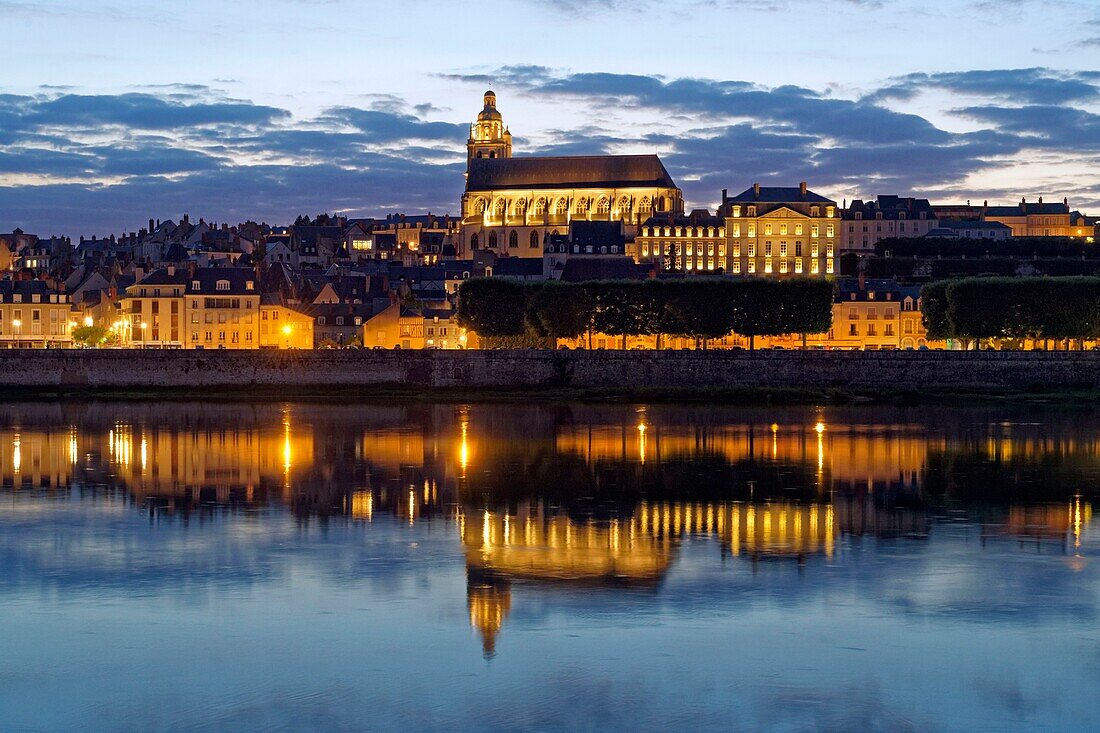 Frankreich, Loir et Cher, Loire-Tal, von der UNESCO zum Weltkulturerbe erklärt, Blois, Loire-Kai und Kathedrale St. Louis