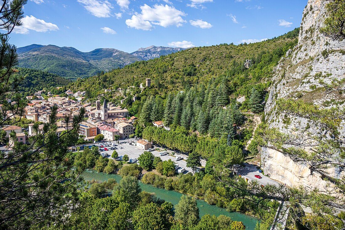 Frankreich, Alpes-de-Haute-Provence, Regionaler Naturpark des Verdon, Castellane, der Fluss Verdon und die Stadt