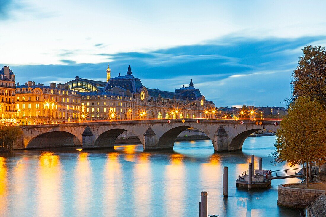 France, Paris (75), the Musée d'Orsay and the Pont Royal, the banks of the Seine classified as UNESCO in autumn