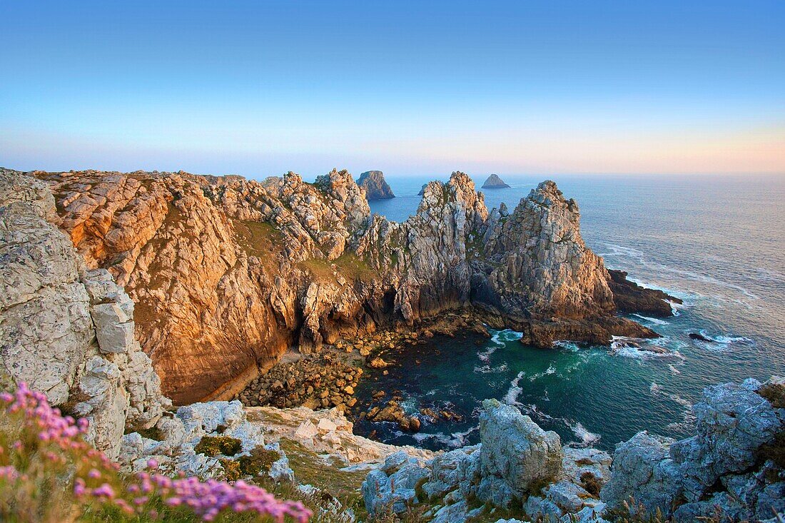 Frankreich, Finistere, Presqu'i?le de Crozon, Camaret sur Mer, Sonnenuntergang über der Pointe de Pen Hir und dem Tas de Pois