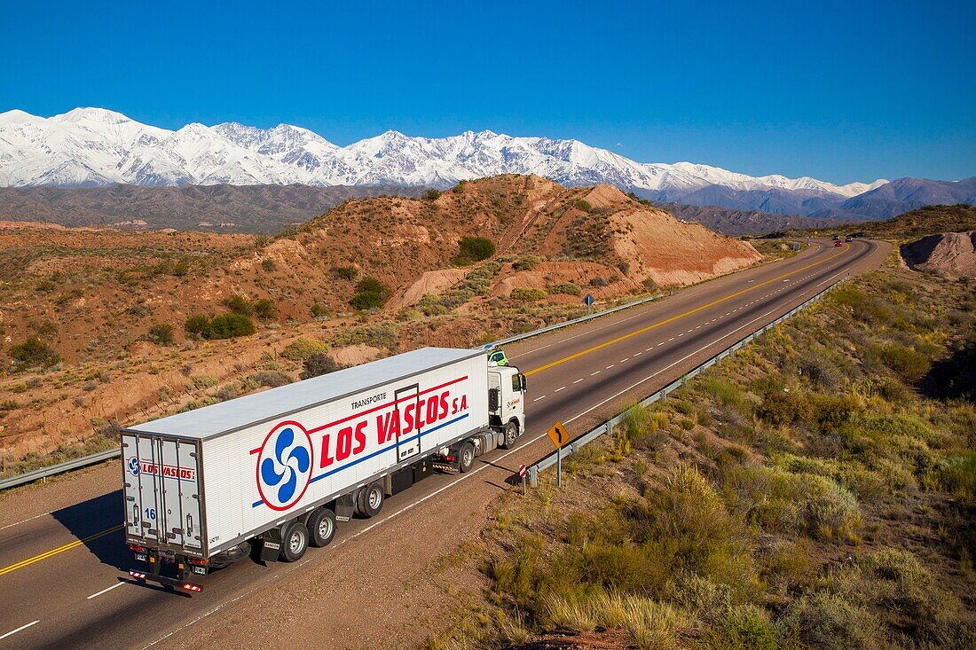 Argentina, Mendoza, Vicente Lezea, Basque immigrant to create a transport company that crosses the Andean cordillera to transport bananas from Chile