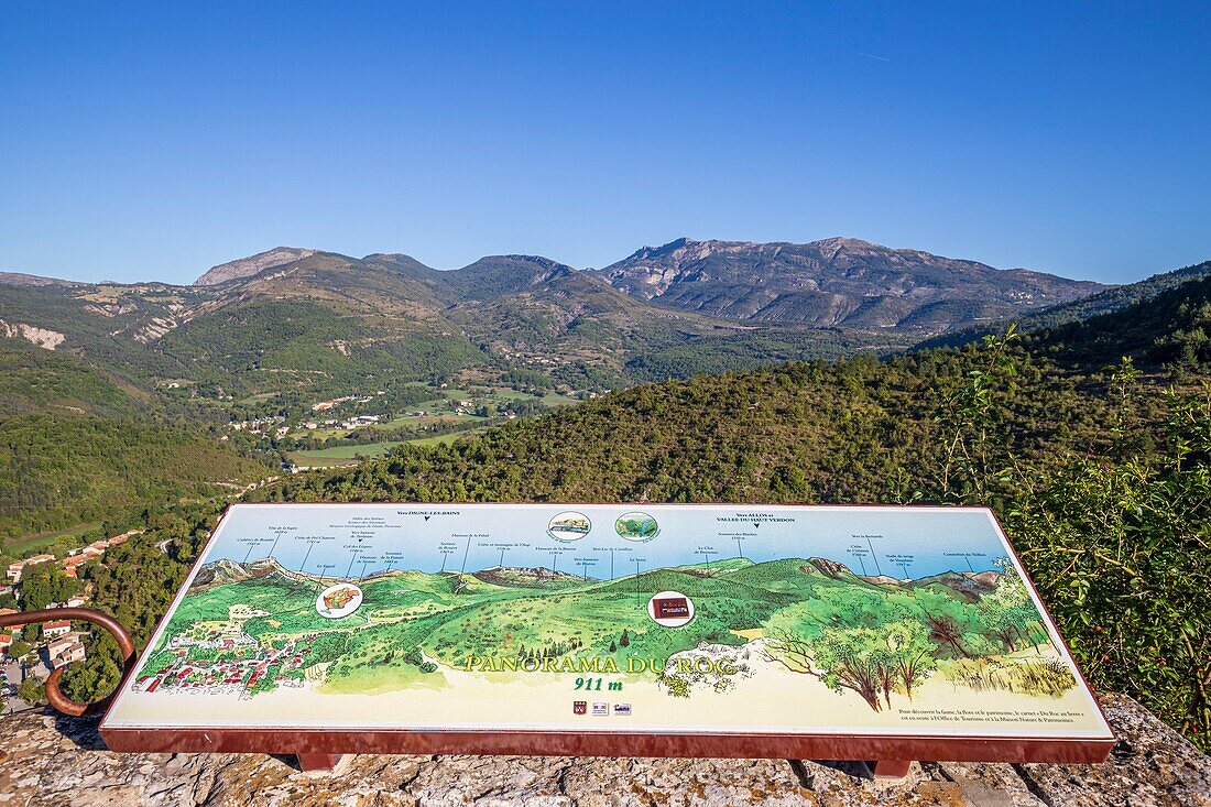 Frankreich, Alpes-de-Haute-Provence, Regionaler Naturpark von Verdon, Castellane, Panorama vom Gipfel des Roc auf das Tal und den Kamm und Berg von Aup (1726m)