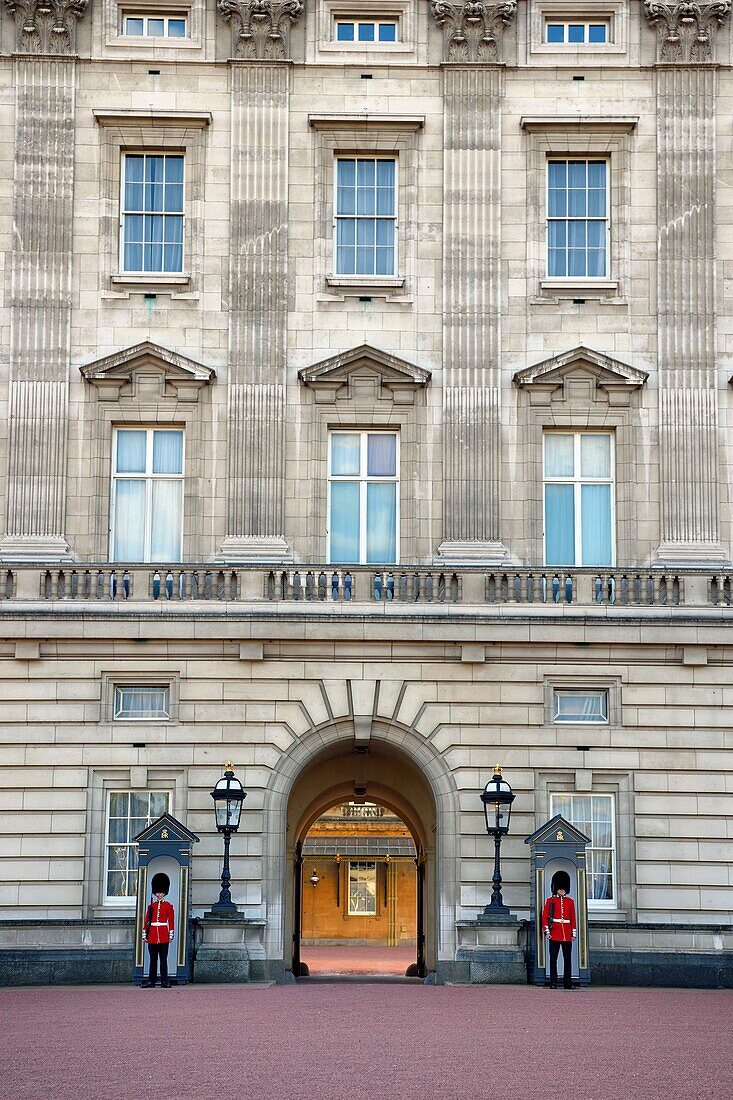 United Kingdom, London, City of Westminster, Royal Guard (Scots Guards) in front of the Buckingham Palace