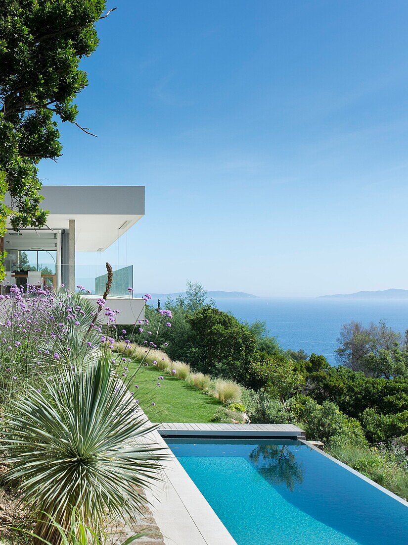 Frankreich, Le Lavandou, Cap Negre, Architektenhaus, Geschichte: Alle Kontrolle über die Elemente mit Blick auf das Meer