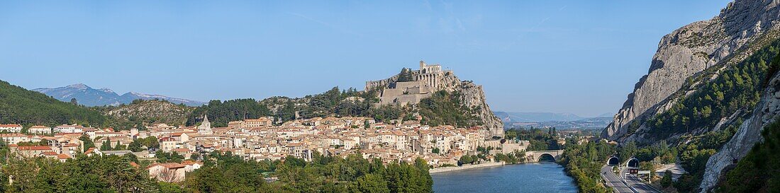 Frankreich, Alpes-de-Haute-Provence, Sisteron, die Altstadt, die Zitadelle aus dem XIV-XVI Jahrhundert und der Felsen von Baume